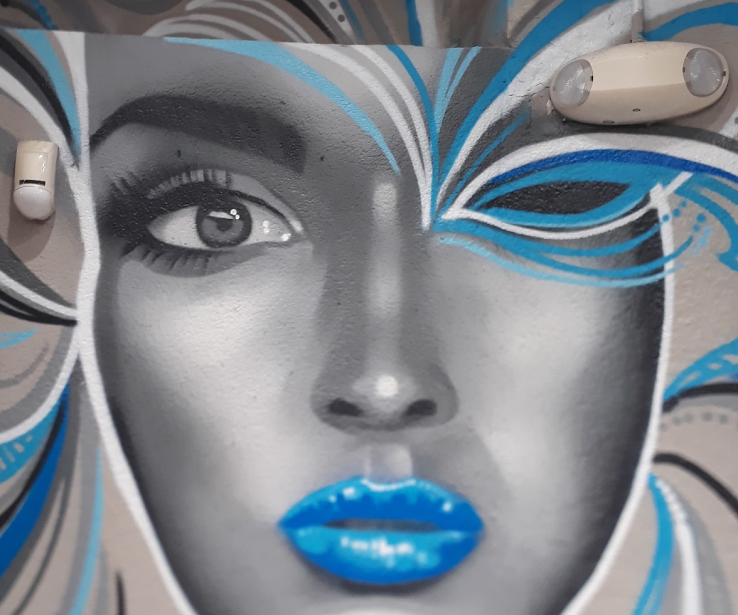 Mural in Miami, Wynwood Salon painted by Miami Mural Artist Aladdin